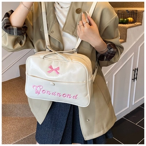 Detailansicht des cremefarbenen Rucksacks mit rosa Schleifenstickerei und PU-Ledertextur
