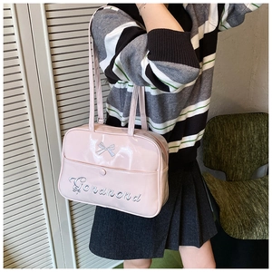 Detail einer rosa Lackledertasche mit 3D-Schleife und Gonamond-Stickerei