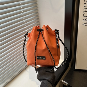 Sac Seau à Cordon en Nylon Grande Capacité pour Femmes Bandoulière Contrastée Tendance de Rue Sac à Bandoulière Décontracté