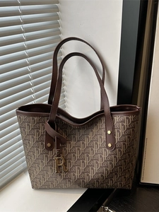 Retro Monogram Print Tote Bag Women Large Capacity PU Leather Shoulder Handbag With Metal Letter Pendant Fashion Commuter