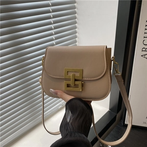 Minimalistische beige Umhängetasche mit goldenem Verschluss und Lederriemen