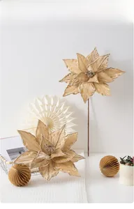 Vue détaillée d'une fleur de Noël en velours champagne avec bordure dorée