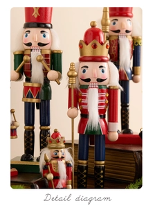Dettaglio di schiaccianoci in legno dipinti a mano con decorazioni natalizie in stile vintage