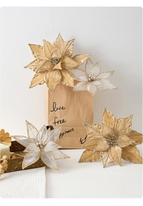 Vue détaillée du poinsettia en velours champagne et fleurs de Noël en mesh à perles