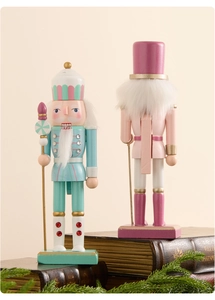 Vista dettagliata di figurine di schiaccianoci rosa e blu con rami di pino festivi