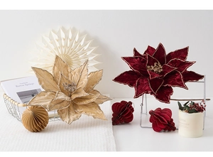 Détail de fleurs de poinsettia en velours avec paillettes et perles pour décor de Noël
