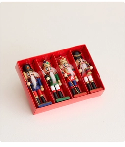 Set di quattro soldatini schiaccianoci in legno in confezione regalo rossa natalizia