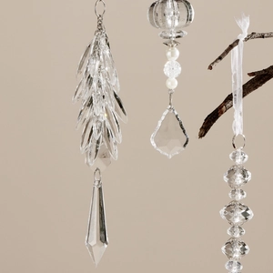 Elegantes colgantes de cristal acrílico con carámbanos y copos de nieve y cintas blancas