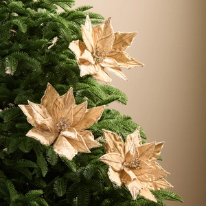 Trois fleurs de poinsettia en velours doré champagne avec paillettes sur sapin de Noël