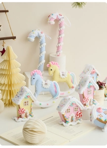 Details von Weihnachtsschmuck mit Waffelstruktur in Pastellfarben und Zuckerstangenform