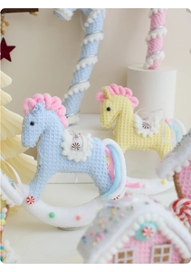 Detail von Plüsch-Schaukelpferd Weihnachtsbaumschmuck aus Waffelgewebe in Pastellfarben
