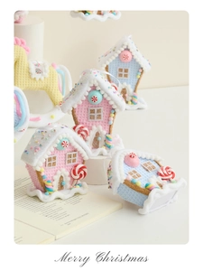 Detail von rosa und blauen Plüsch Lebkuchenhaus Anhängern mit festlicher Deko
