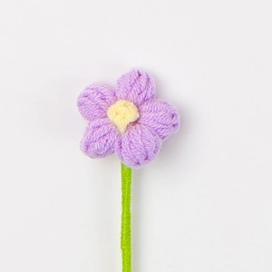 Fiore puff all'uncinetto da 4cm fatto a mano viola con stelo verde su sfondo bianco