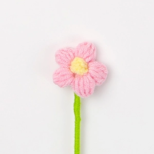 Fiore all'uncinetto rosa da 4cm fatto a mano con centro giallo e stelo verde decorativo