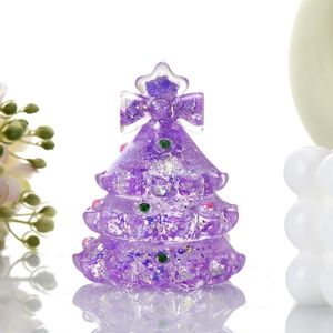 Vue détaillée d'un jouet de décompression en forme de sapin de Noël TPR violet à paillettes.