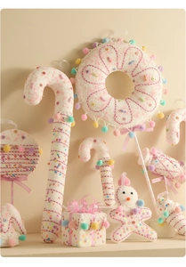 Detail von weichem Lebkuchenmann und bunten Zuckerstangen als Weihnachtsbaumschmuck