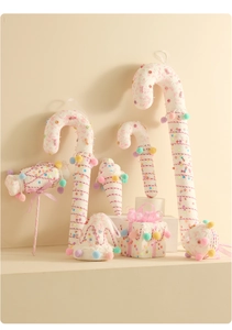 Detail von rosa und weißen Weihnachtsanhängern aus Stoff in Form von Zuckerstangen