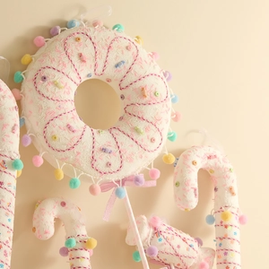 Pastellfarbene Weihnachtsanhänger Set mit Lebkuchen Donut und gestreiften Zuckerstangen