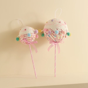 Glitzernde Zuckerstangen und Lolli-Weihnachtsschmuck mit rosa Schleifen für den Tannenbaum