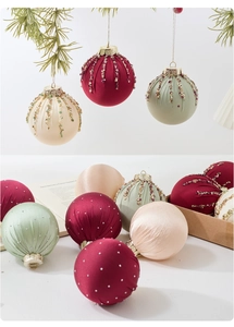 Detalle de bolas de Navidad de terciopelo de 8 cm con lentejuelas, perlas y brillos