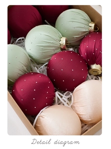Detalle de bolas de Navidad de 8 cm en terciopelo con strass rojo y verde