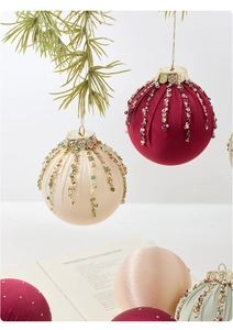 Detalle de bolas de Navidad de 8cm en terciopelo con seda, lentejuelas y borlas de perlas