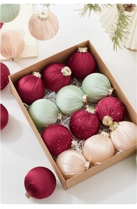 Detalle de bolas de Navidad de terciopelo de 8cm en caja de regalo con perlas y cintas