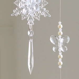 Elegantes colgantes de acrílico transparente de copos de nieve y mariposas decorativas