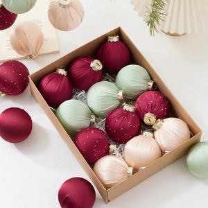 Pack de 12 bolas de Navidad de satén de 8 cm en rojo y verde en caja de regalo