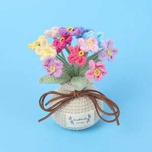 Dettaglio di bouquet di non ti scordar di me all'uncinetto con etichetta Handmade with Love