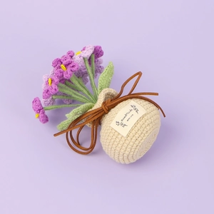 Fiori di non ti scordar di me fatti a mano all'uncinetto in viola con etichetta