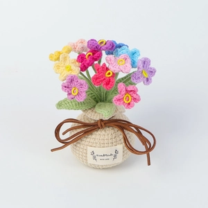 Dettaglio di fiore all'uncinetto in vaso con fiocco in pelle e etichetta HandMade