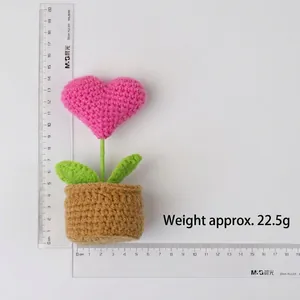 Handgefertigte gehäkelte rosa Herz-Topfpflanze mit 15 cm Höhe für Auto und Schreibtisch