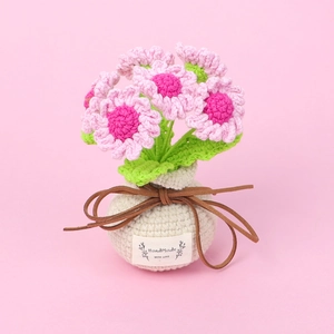 Detaillierter Häkel-Gänseblümchen-Blumentopf mit rosa Blüten und Leder-Handmade-Label