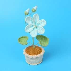 Vue détaillée d'une fleur crochetée bleue faite main avec texture tricotée fine