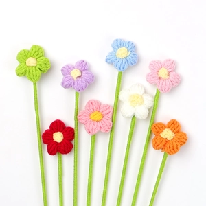 Dettaglio macro di otto fiori colorati fatti a mano all'uncinetto con trame di filato