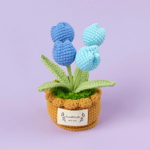 Handgefertigter Häkel-Tulpen-Topf in Blau mit HandMade WITH LOVE Etikett