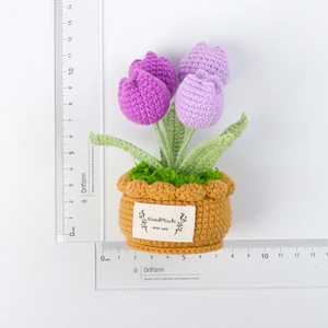 Draufsicht auf handgehäkelte lila Tulpe im braunen Topf mit HandMade-Stoffetikett
