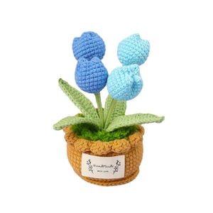 Handgehäkelte Tulpen im Topf in Blau mit Handgefertigt mit Liebe Etikett für Deko