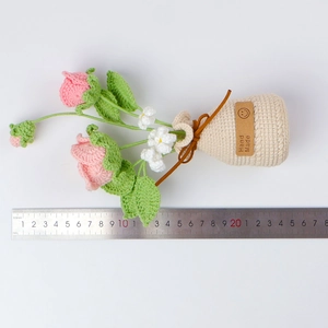Detailansicht der handgehäkelten Rose im beigen Topf mit 18cm Längenmaßstab zur Größe