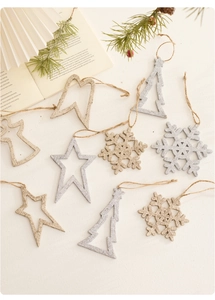 Gros plan de pendentifs de Noël pailletés or et argent avec des cordes en chanvre
