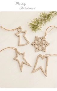 Gros plan d'ornements de Noël dorés scintillants avec étoiles et flocons sur fond beige uni