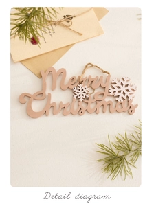 Détail d'un ornement de Noël en bois Merry Christmas avec des flocons de neige