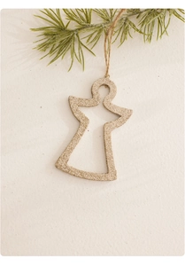 Gros plan d'un ange de Noël doré pailleté avec corde de chanvre sur une branche de pin