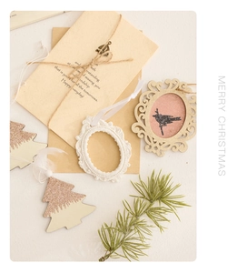 Vue détaillée des pendentifs de Noël en bois pailleté avec des cordes rustiques