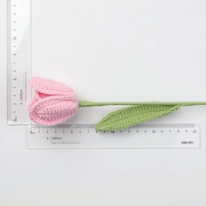 Detail der rosa gehäkelten Tulpenblüte mit Stricktextur und Größenmessung im Detail