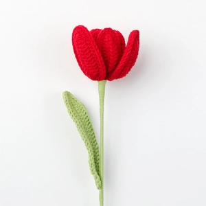 Makro-Detail des handgestrickten roten Tulpenstraußes aus hochwertigem Baumwollgarn