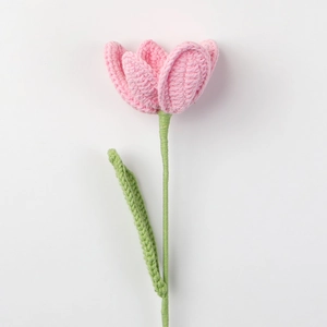Handgemachter gehäkelter rosa Tulpenstrauß mit realistischer Strickgarn-Textur und Blatt