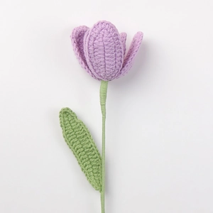 Detailansicht der handgestrickten lila Tulpenblüten und des grünen Stiels mit Häkeltextur