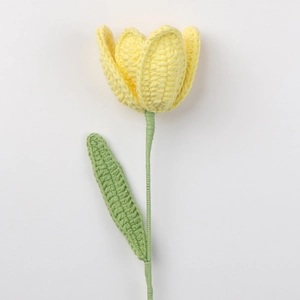 Detailansicht der handgefertigten gelben Häkel-Tulpe mit grünem Stiel und Textur